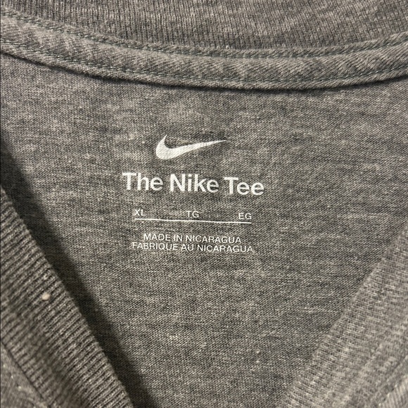 Nike women’s cotton Heather Gray Tee. XL - Picture 2 of 3